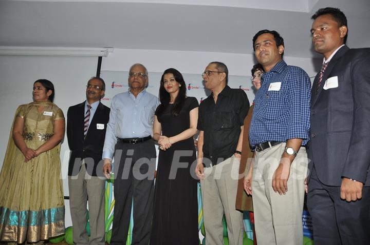 Aishwarya Rai Bachchan poses with the members of Smile Train Organisation