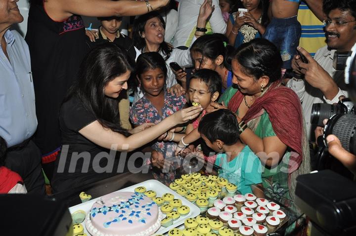 Aishwarya Rai Bachchan feed cake to Children at Smile Train Organisation
