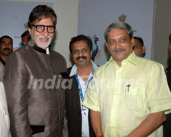 Amitabh Bachchan poses with friends at Goa Film Festival