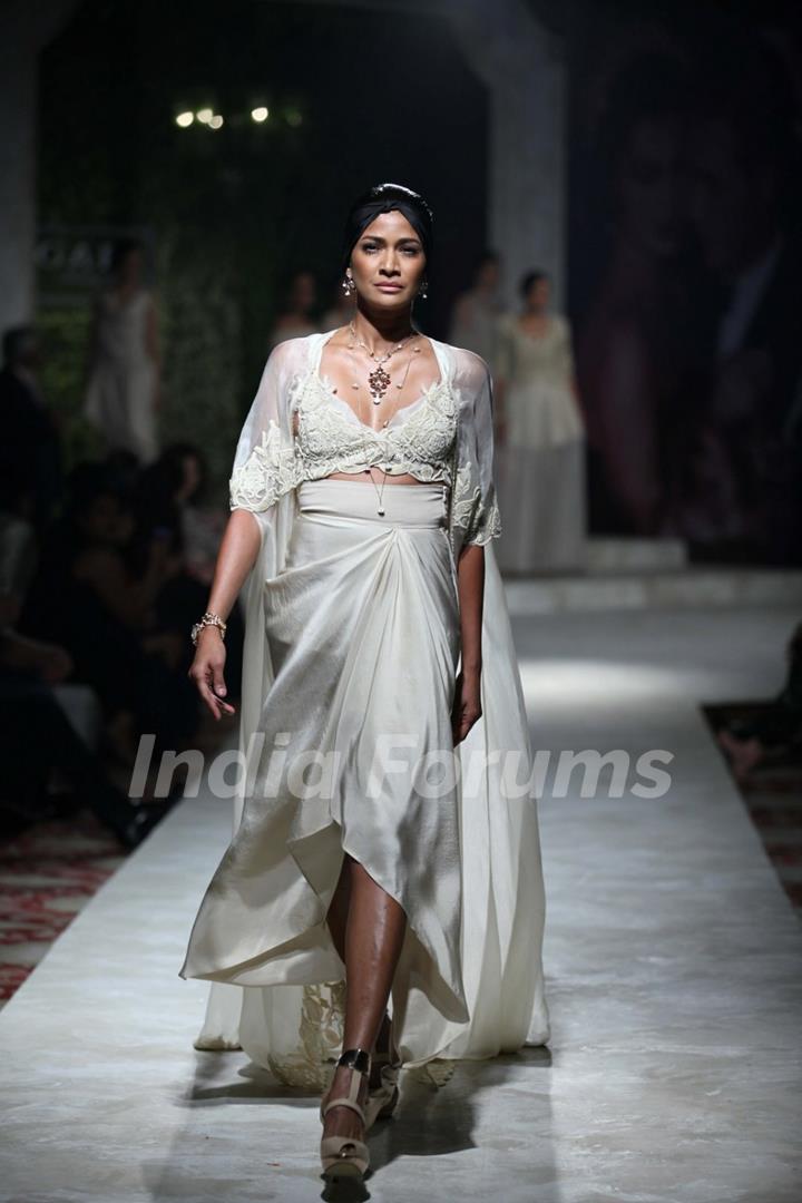 Carol Gracias walks the ramp at Anamika Khanna's Bvlgari Show