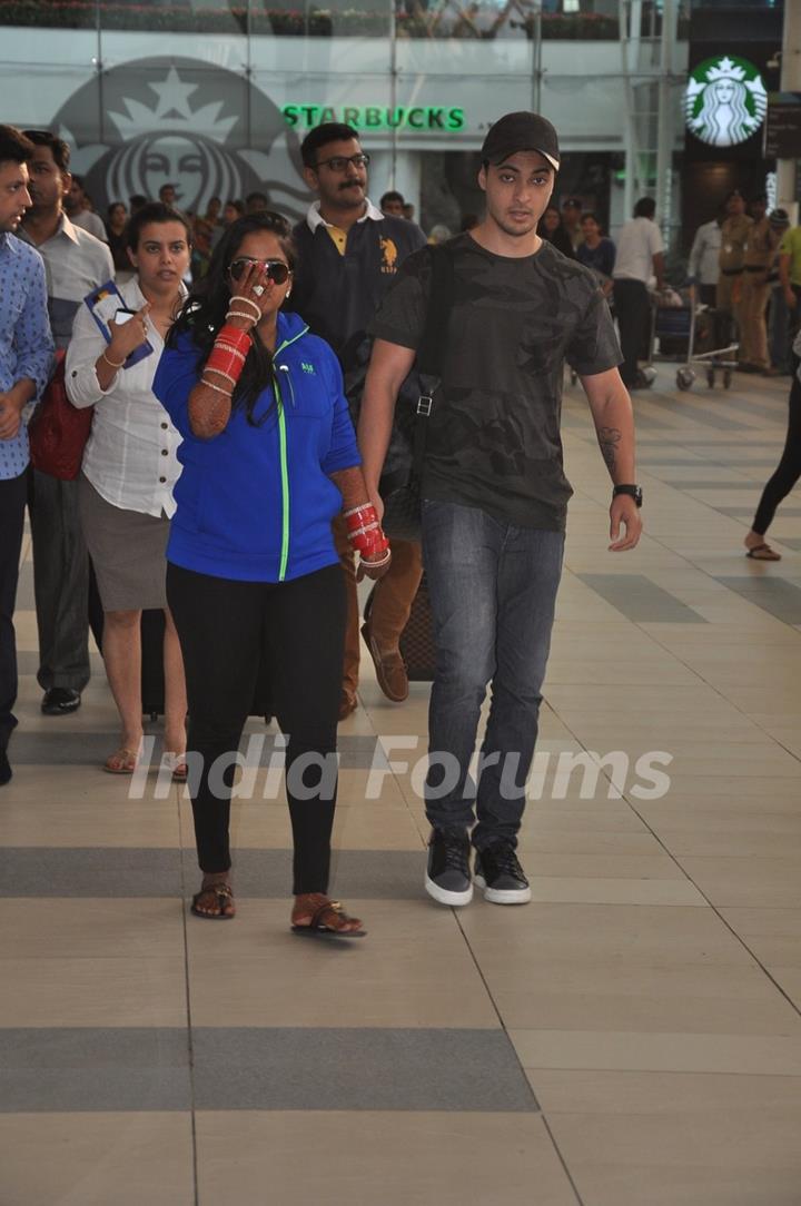 Arpita Khan snapped with husband Aayush Sharma at Airport Post Wedding