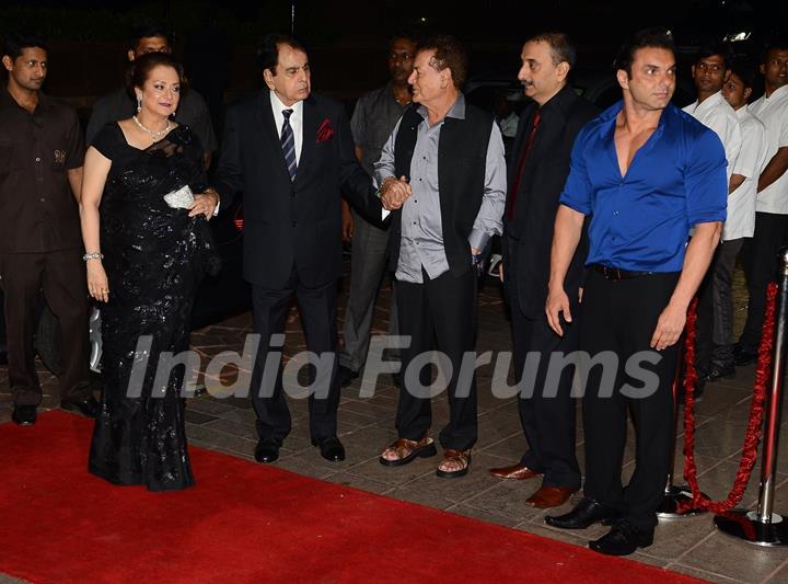 Salim Khan welcomes Dilip Kumar and Saira Banu at Arpita Khan's Wedding Reception