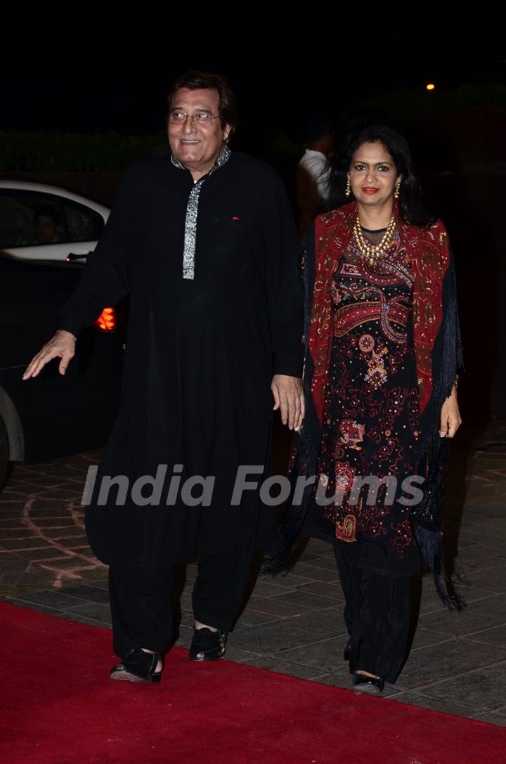 Vinod Khanna with wife snapped at Arpita Khan's Wedding Reception