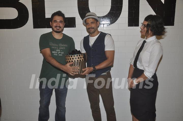 Farhan Akhtar felicitates a guest at the Launch of BBlunt Salon