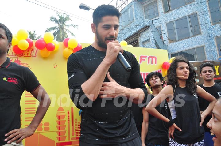 Sidharth Malhotra addresses the Radio Mirchi event at Equal Street