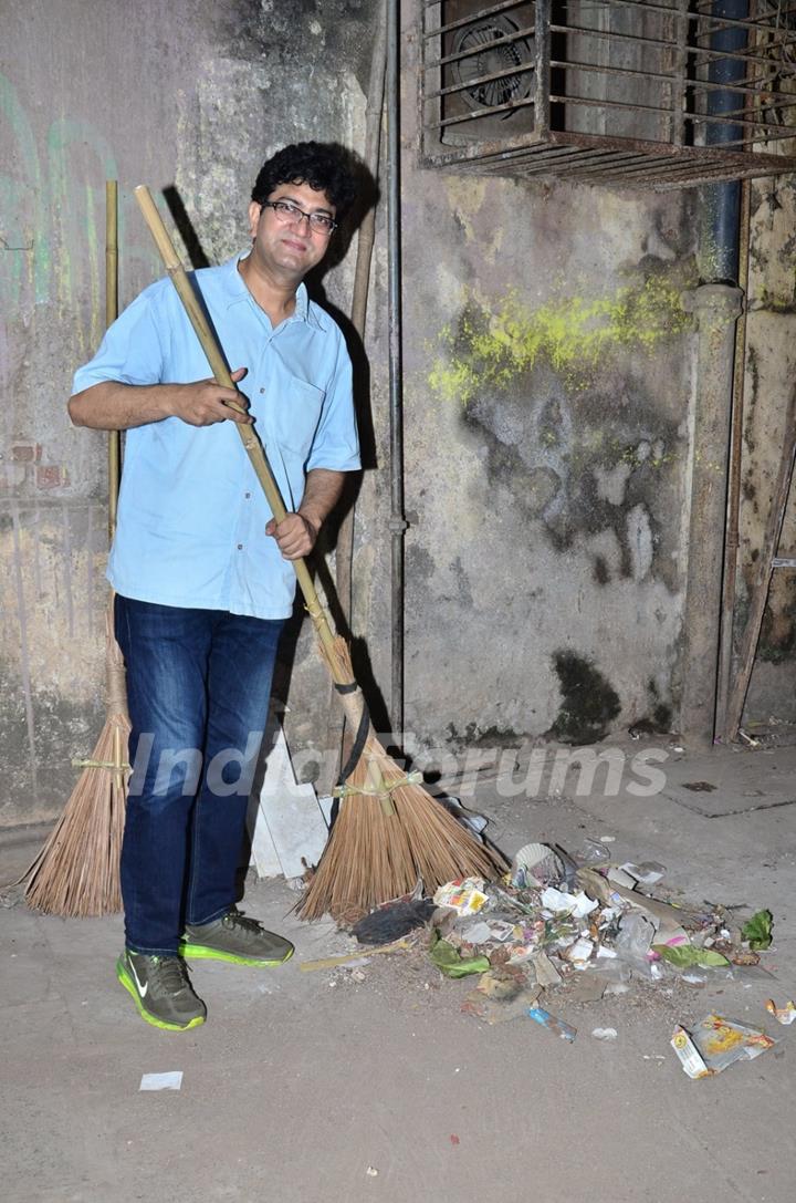 Prasoon Joshi was snapped cleaning the garbage at Swachh Bharat Abhiyan