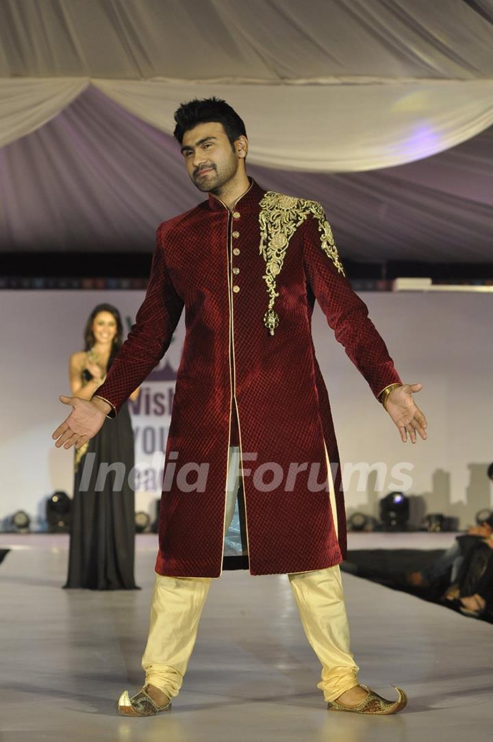 Arya Babbar walks the ramp at Wellingkar's 26/11 Tribute