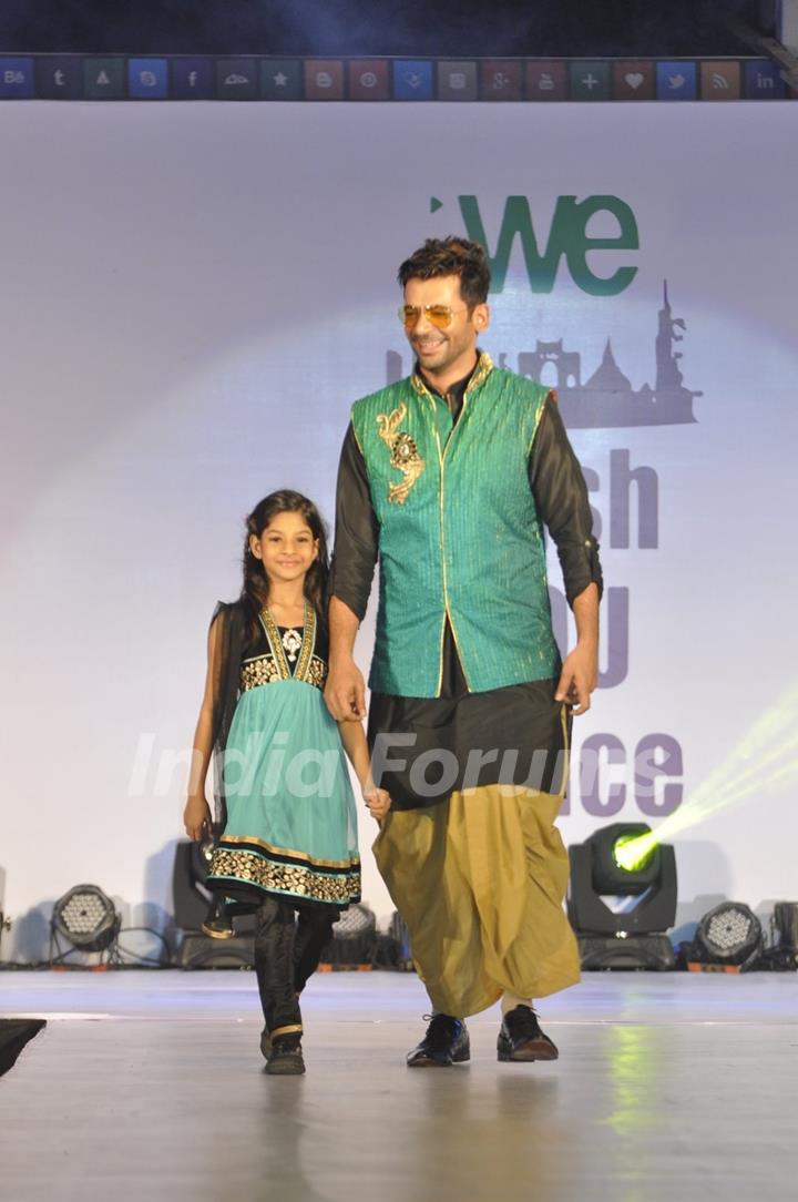 Sunil Grover walks the ramp with a small girl at Wellingkar's 26/11 Tribute