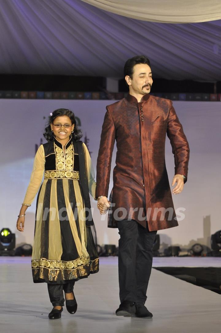 Mantra walks the ramp with a small girl at Wellingkar's 26/11 Tribute