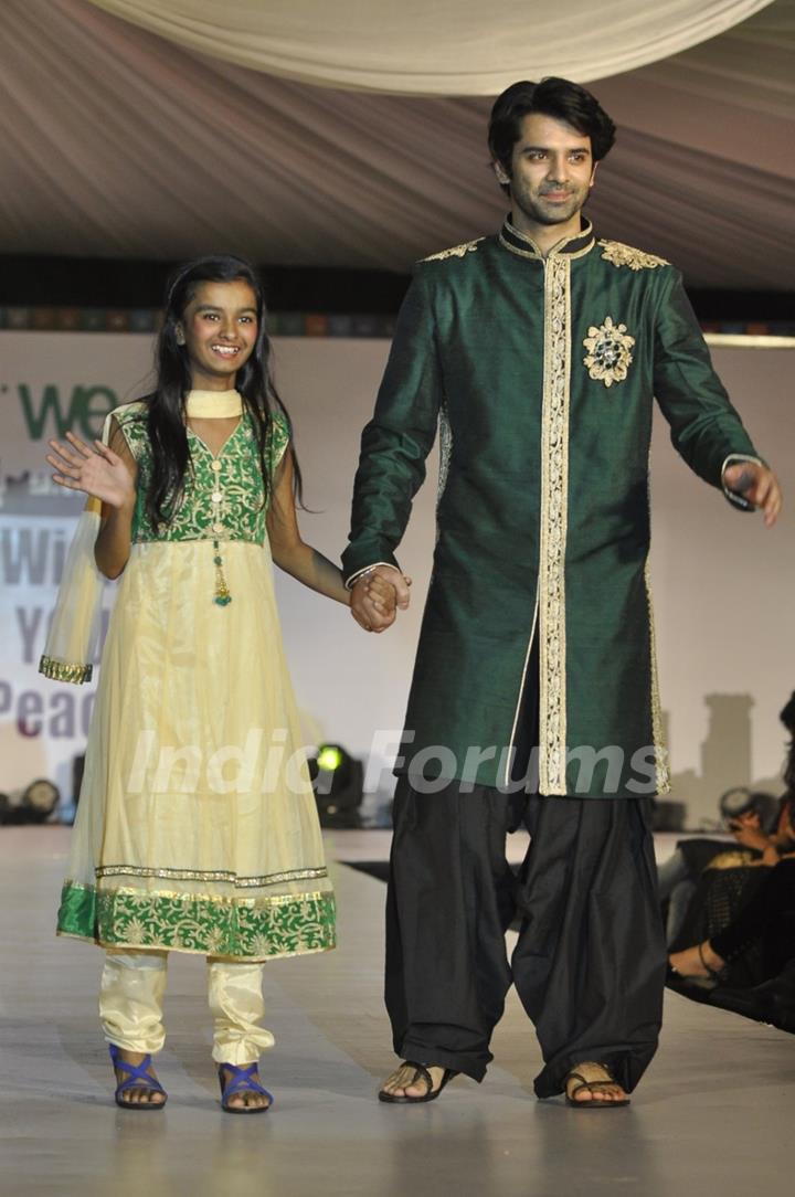 Barun Sobti walks the ramp with a small girl at Wellingkar's 26/11 Tribute