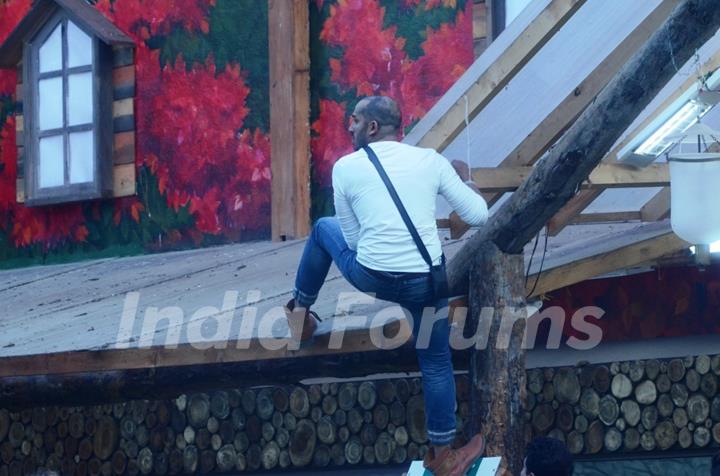 Ali Quli Mirza tries to climb the roof top in Bigg Boss 8