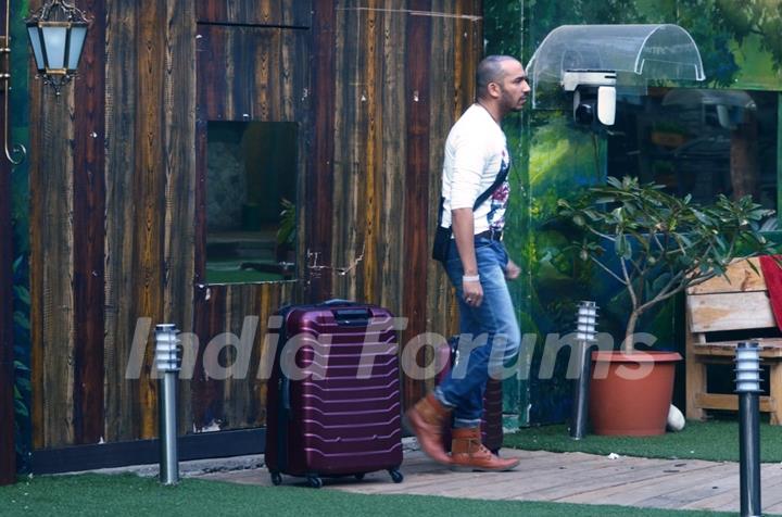 Ali Quli Mirza runs all over the place along with his suitcase in Bigg Boss 8