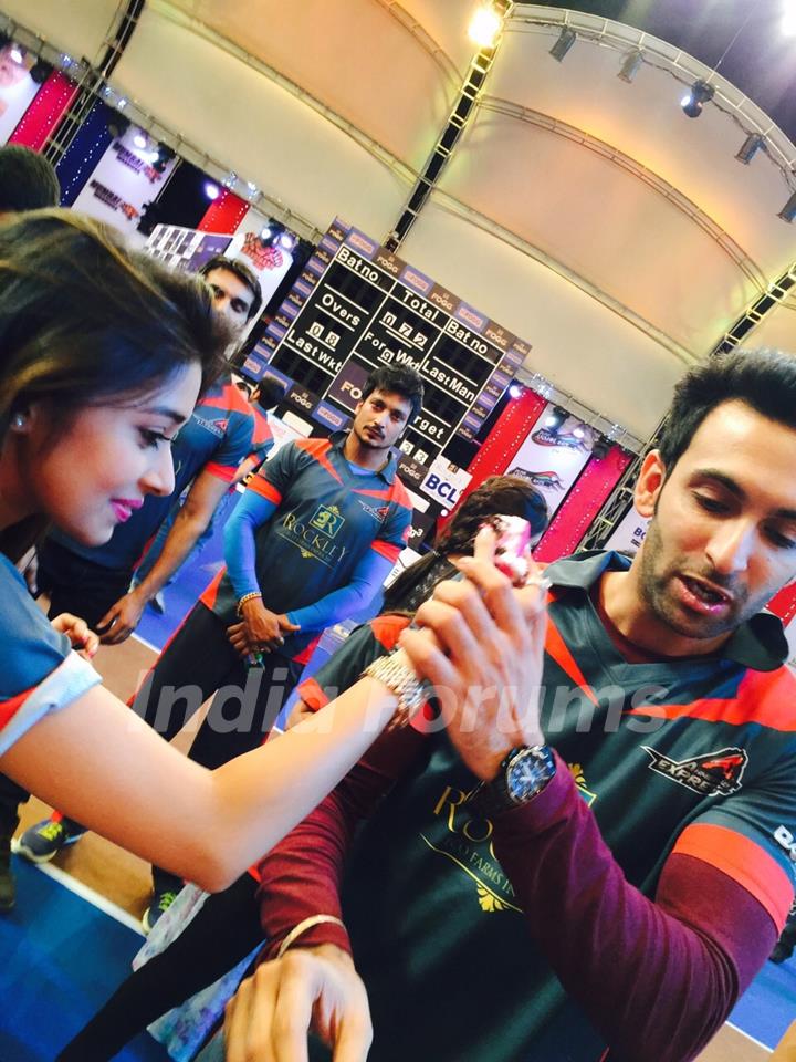 Tina Dutta feeds Nandish Sandhu a piece of her Birthday cake