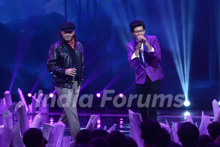 Darshan performs with Mohit Chauhan at the Grand Finale of India's Raw Star