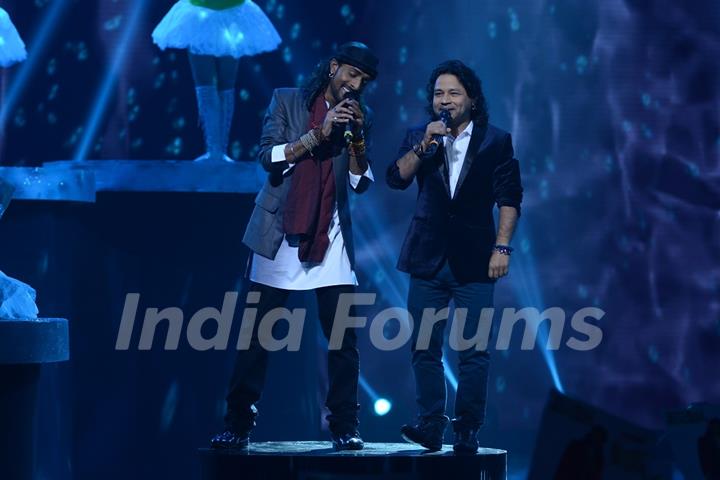 Rituraj performs with kailash Kher at the Grand Finale of India's Raw Star