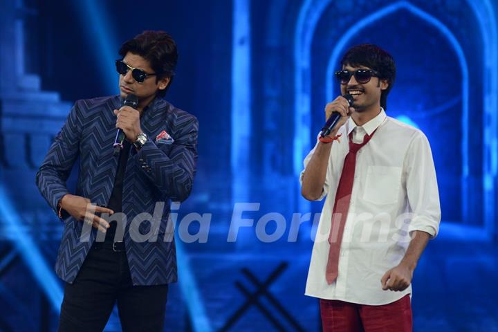 Mohit performs with Shaan at the Grand Finale of India's Raw Star