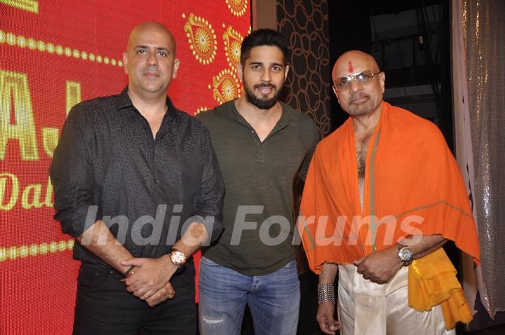 Sidharth Malhotra poses with the Cast at the Premier of Ashvin Gidwani's Show Blame it on Yashraj