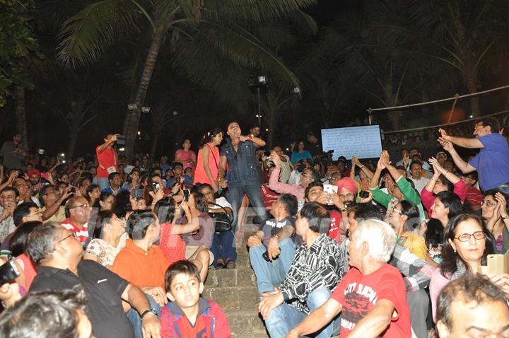 Sukhwinder Singh interacts with the crowd at Bandra Fest