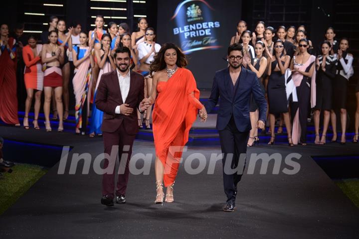 Sushmita Sen walks the ramp with Designers Shivan Naresh at Blender's Pride Fashion Tour 2014