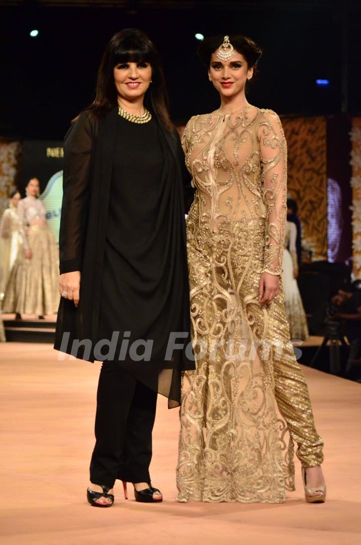 Aditi Rao Hydari poses with Neeta Lulla at Blender's Pride Fashion Tour 2014