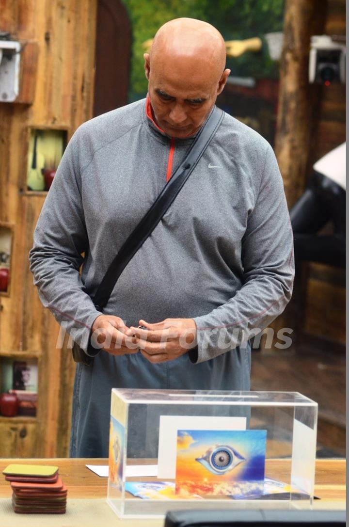 Puneet Issar puts in his nomination on Bigg Boss 8