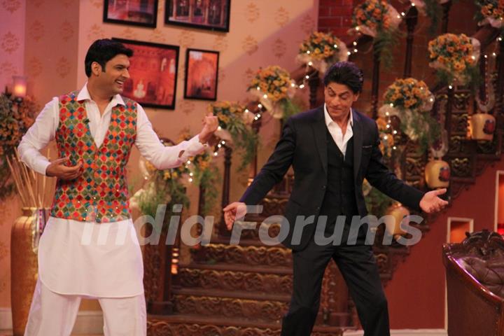 Kapil Sharma shakes a leg with Shah Rukh during the Celebration of DDLJ's 1000th week Completion