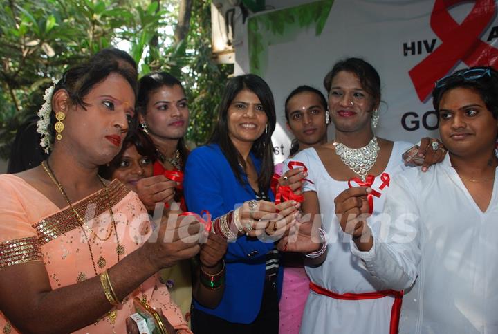 Dr. Sunita Dube poses with Eunuchs at Medscape India AIDS Awareness Event
