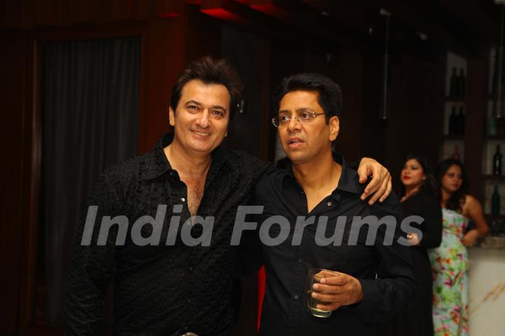 Anand Saxena poses with Avinash Wadhavan at his Birthday Bash