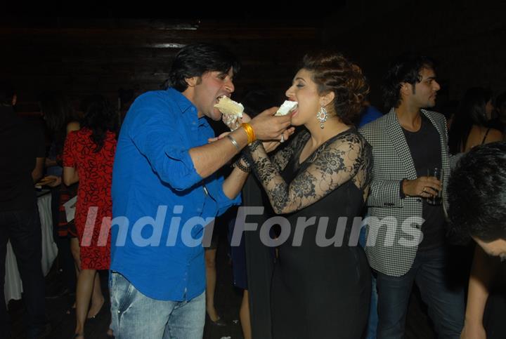 Shashank Vyas and Vahbbiz Dorabjee Dsena feed each other Cake at their Birthday Bash