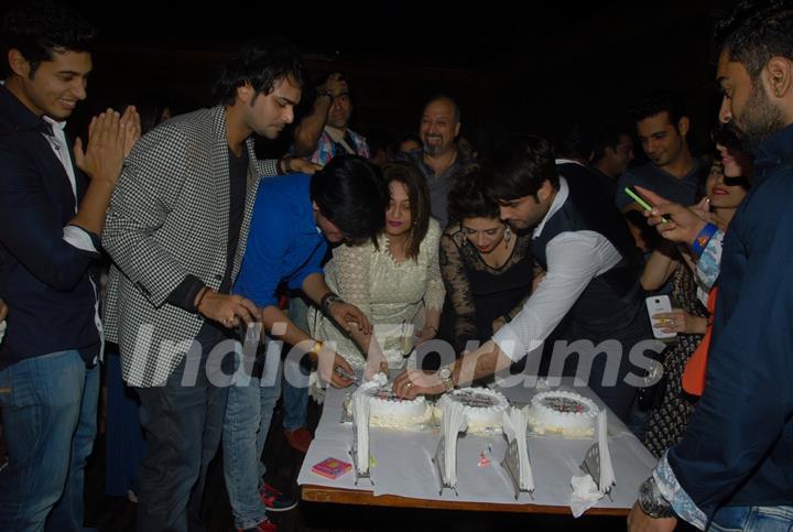 Vahbbiz Dorabjee Dsena and Shashank Vyas cut their Birthday Cake