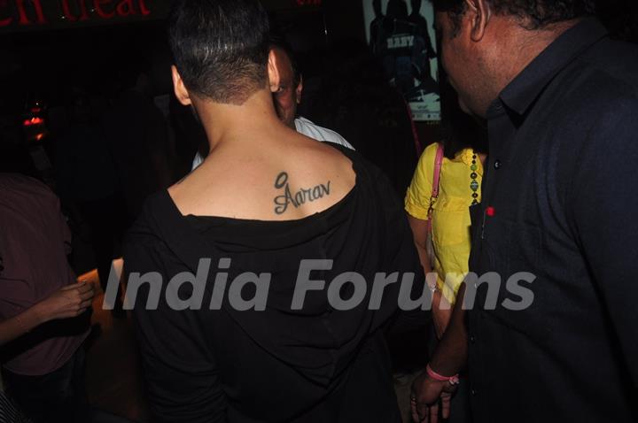 Akshay Kumar shows off his tatoo at the Trailer Launch of BABY