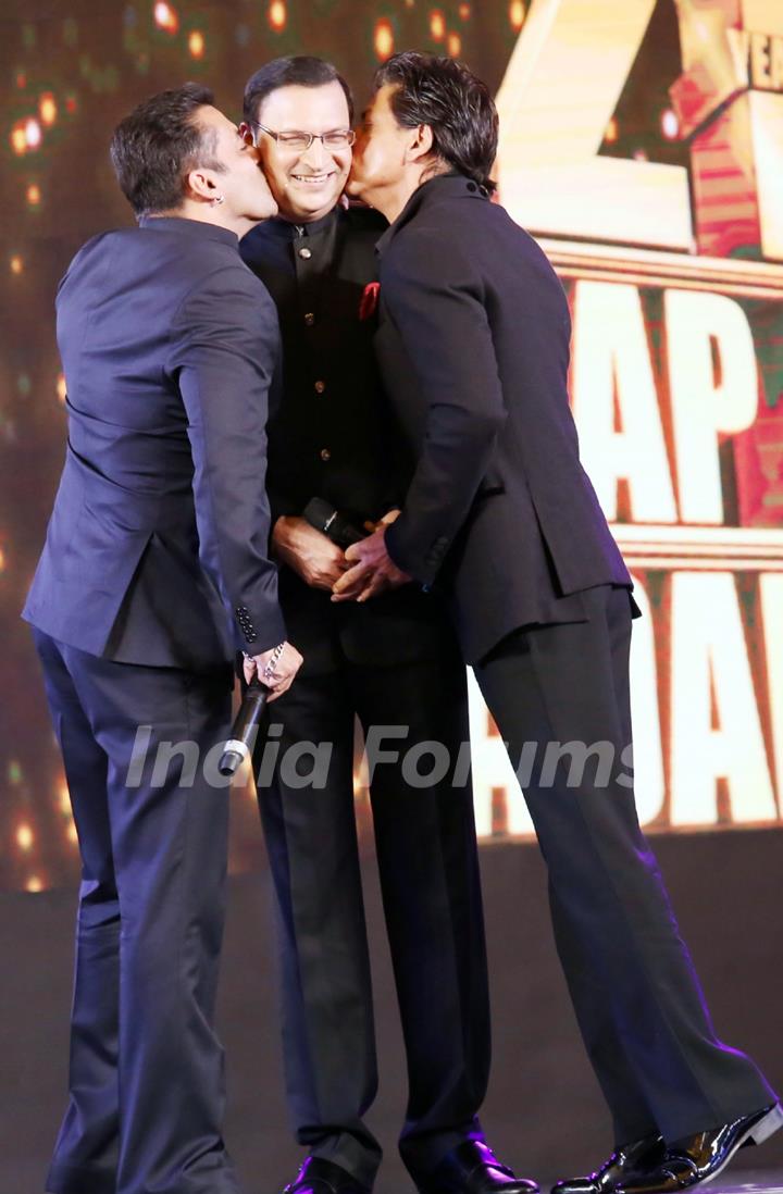 Salman & Shahrukh Khan kiss Rajat Sharma as India TV's Iconic Show Aap Ki Adalat Completes 21 Years