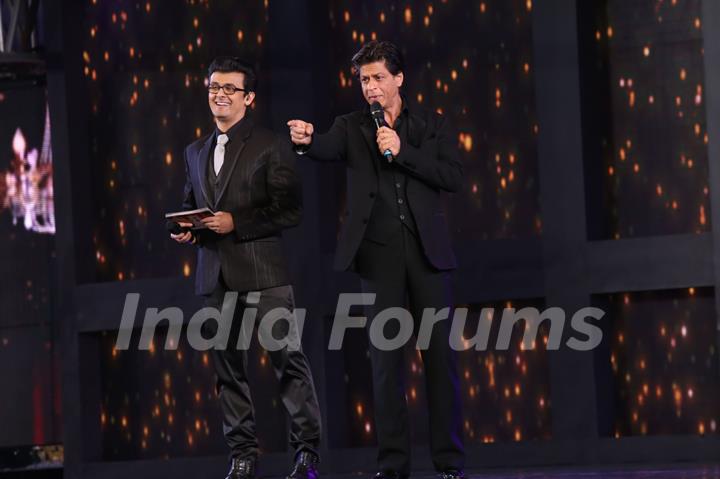 Sonu Nigam and Shahrukh Kahn as India TV's Iconic Show Aap Ki Adalat Completes 21 Years