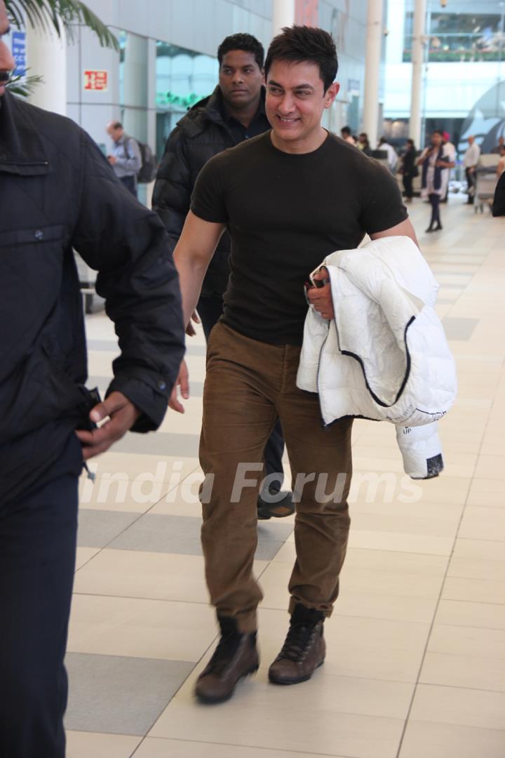 Aamir Khan was snapped at Domestic Airport while returning from Delhi