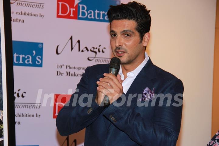 Zayed Khan addressing the audience at Mukesh Batra's Photo Exhibition