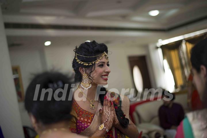 Aishwarya Sakhuja greeting the guests at her Mehendi and Engagement Function