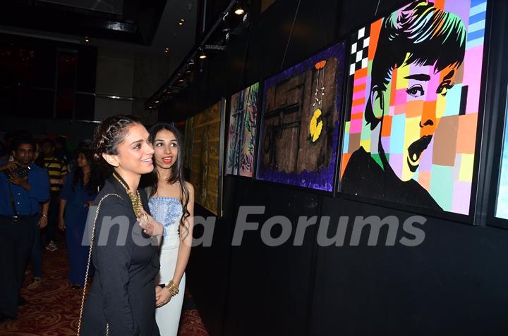 Aditi Rao Hydari amazed by the art show at Samvedna - A Nikhar Tandon  Event