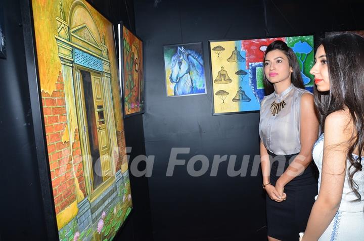 Gauahar Khan checks out the art show at Samvedna - A Nikhar Tandon  Event