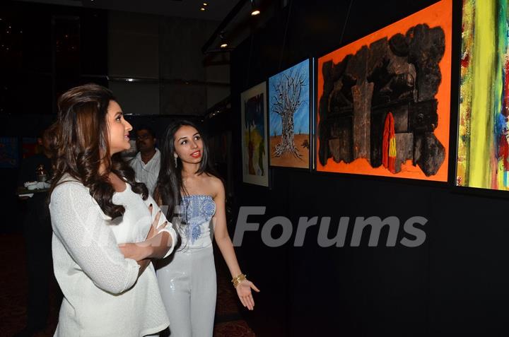 Parineeti Chopra checks out the art show at Samvedna - A Nikhar Tandon  Event