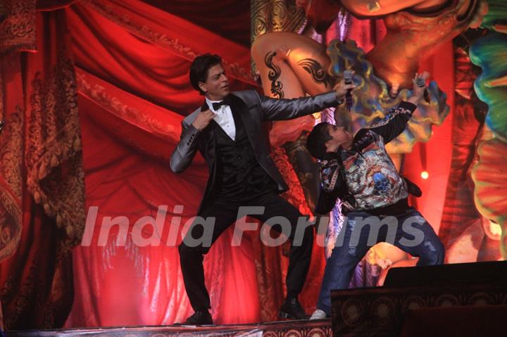 Shahrukh Khan performs with Akshat Singh at the Opening of Got Talent - World Stage Live