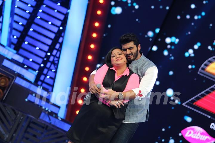 Arjun Kapoor & Bharti Singh perform at Vodafone Music Mirchi Top 20