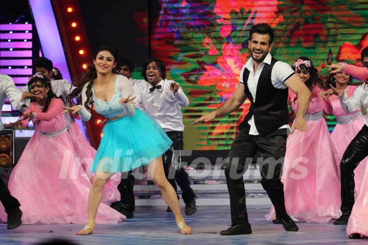 Karan Tacker & Mouni Roy was at Vodafone Music Mirchi Top 20