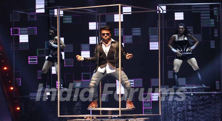 Rithvik Dhanjani performs at Vodafone Music Mirchi Top 20