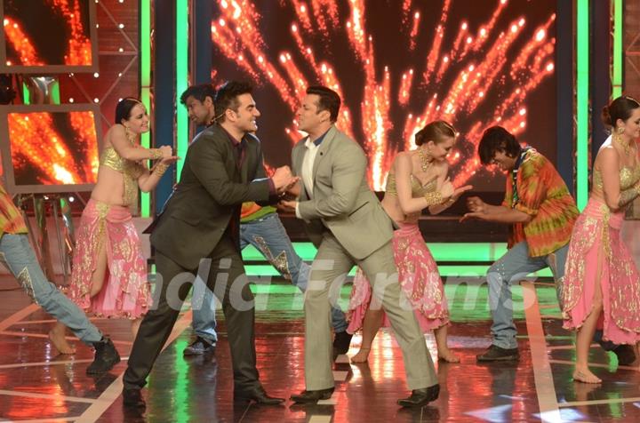 Salman Khan and Arbaaz Khan shake a leg in Bigg Boss 8