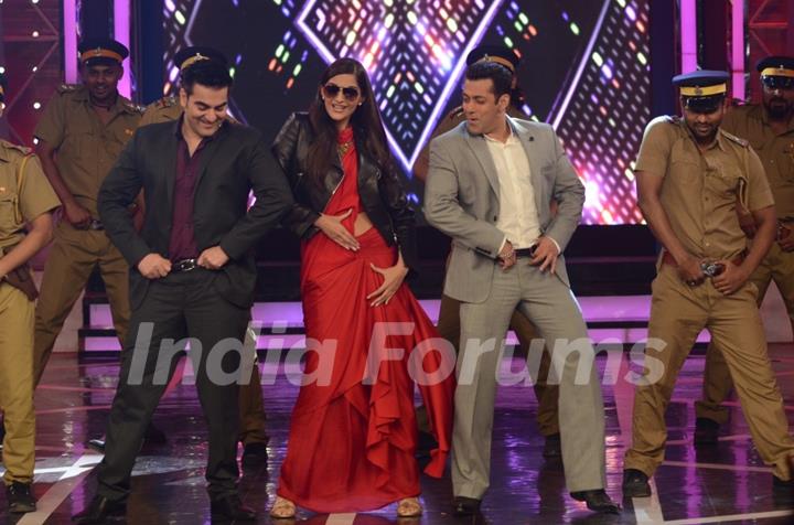 Salman Khan, Sonam Kapoor and Arbaaz Khan shake a leg in Bigg Boss 8