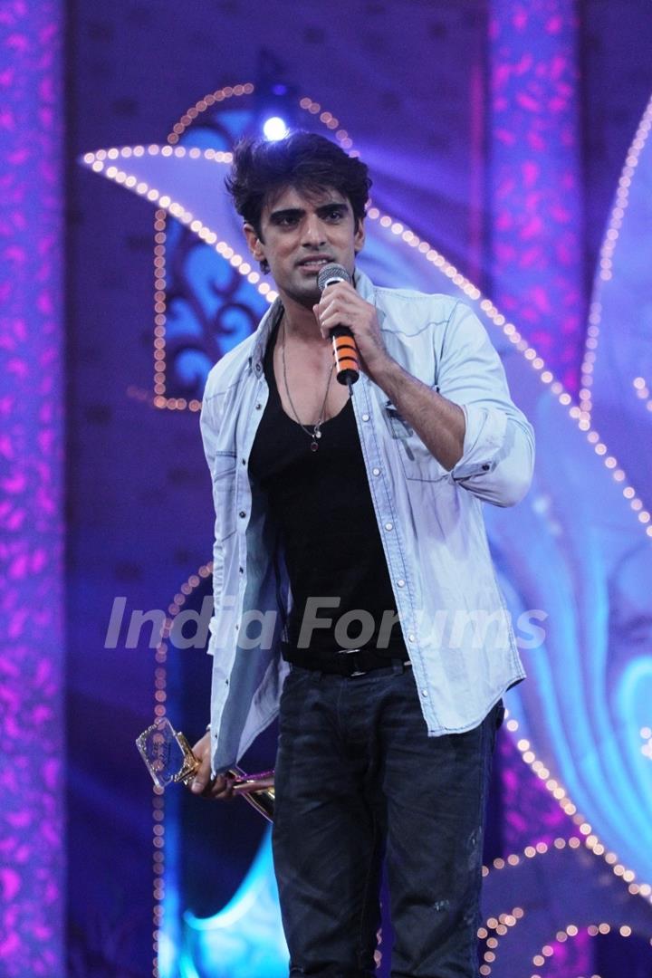 Mohit Malik won an Award at Zee Rishtey Awards 2014