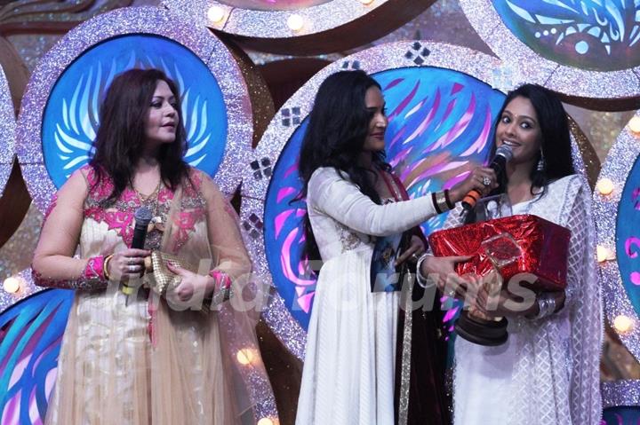 Mugdha Chaphekar won the Naya Female Face Award at Zee Rishtey Awards 2014