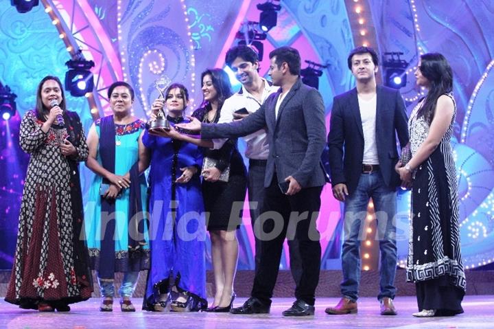 Team Diya Aur Baati Hum won an Award at Zee Rishtey Awards 2014