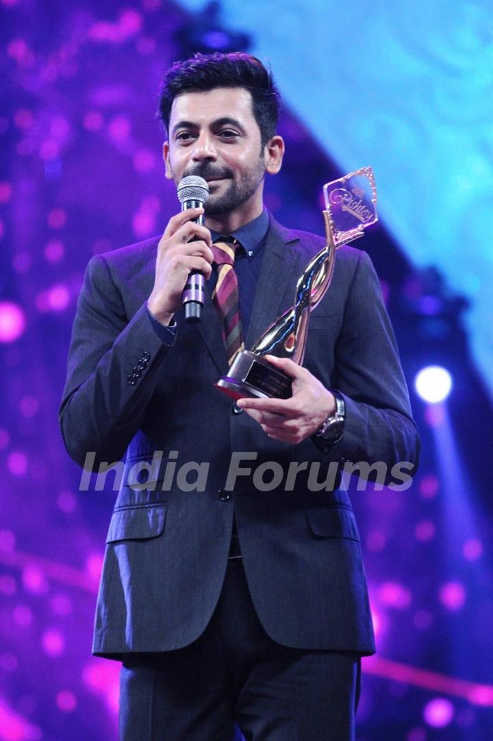 Sunil Grover won an Award at Zee Rishtey Awards 2014