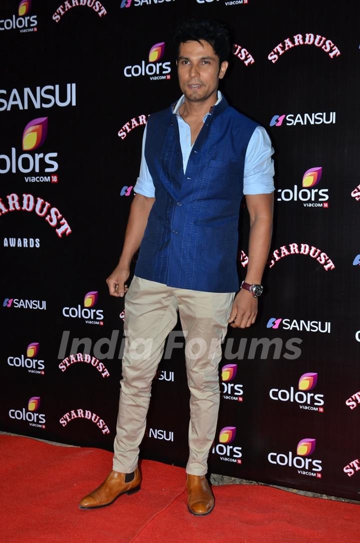 Randeep Hooda poses for the media at Sansui Stardust Awards Red Carpet